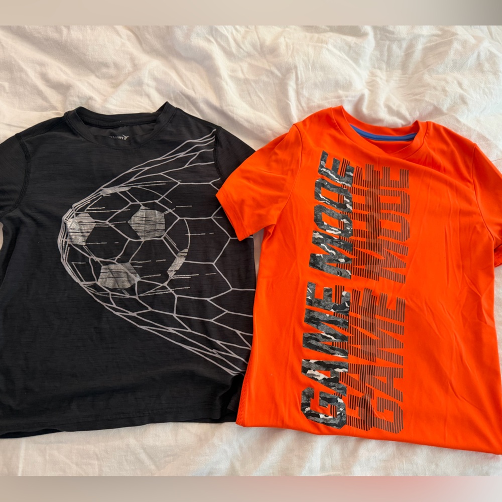(2) boys short sleeve shirts size 8 and 8/10
Excellent condition